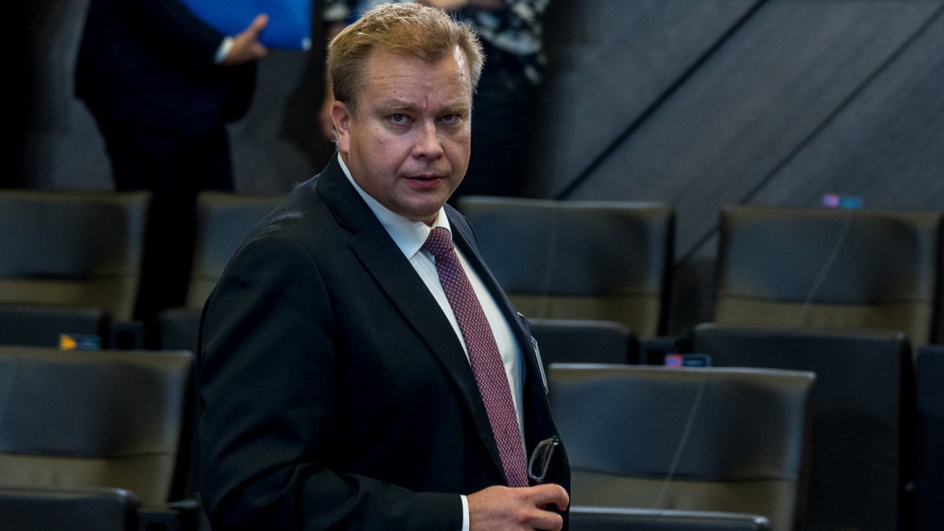 Финландският военен министър излиза в двумесечен отпуск, за да гледа 6-месечния си син
