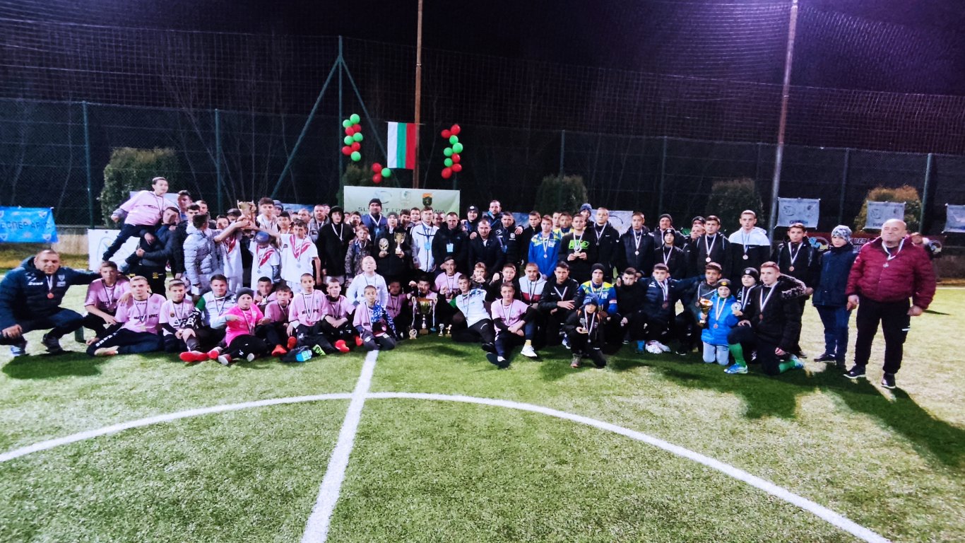 Футболист на Ботев (Враца) зарадва деца в турнир по мини футбол