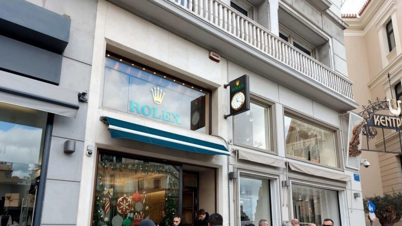 Въоръжен обир в магазин за луксозни часовници в центъра на Атина (видео)