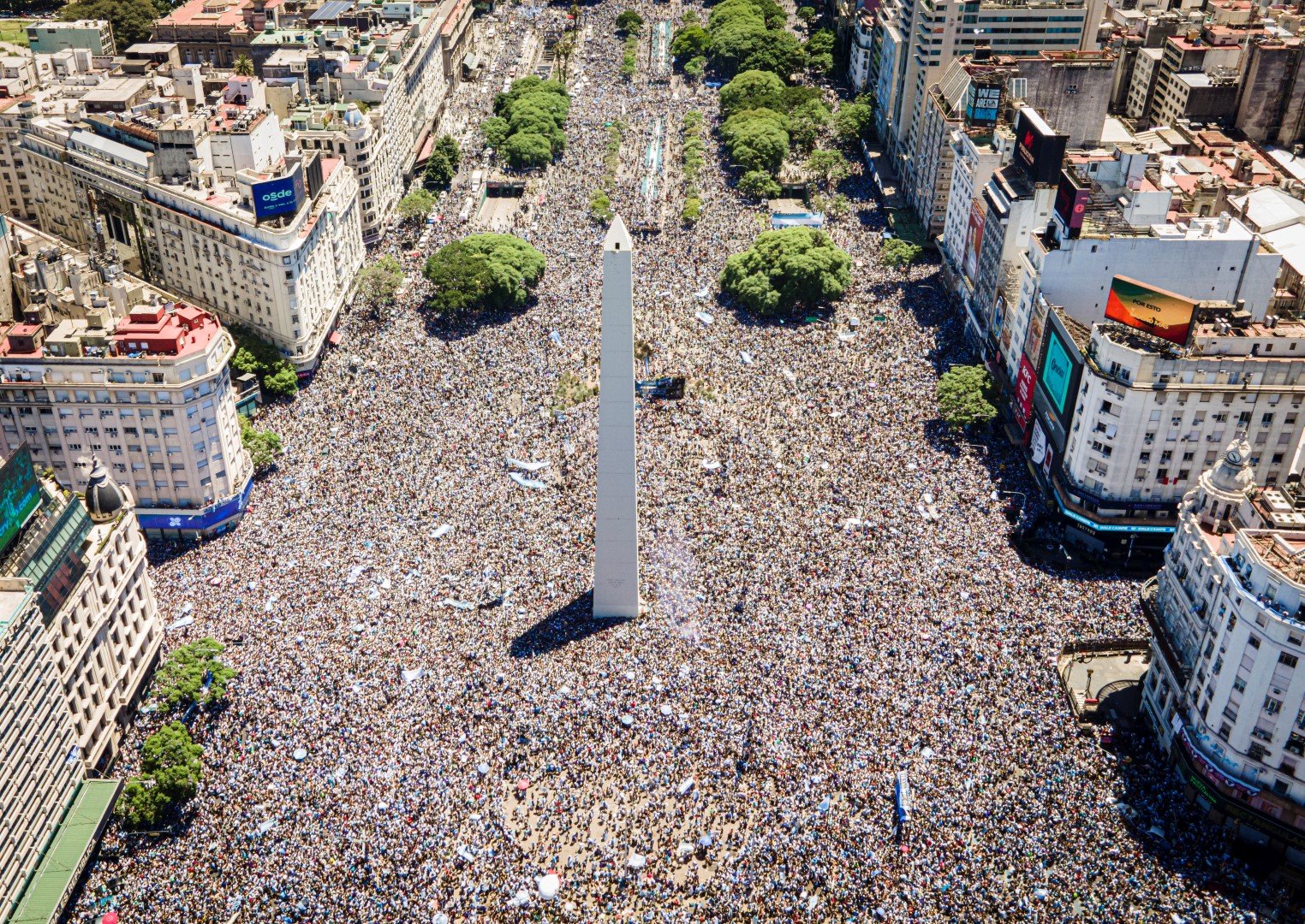 Гледките в Буенос Айрес и всеки аржентински град в деня на финала, а и след него... Празненствата продължиха с дни