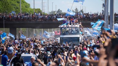 Лудост - фенове скочиха от мост в автобуса с шампионите, полицията спря парада (Снимки и видео)