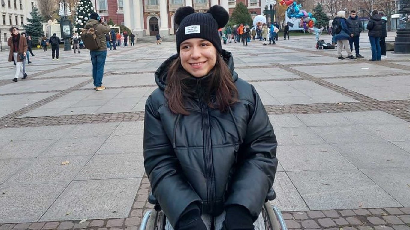 16-годишно момиче с церебрална парализа остана без пенсия и личен асистент
