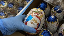 Разкриха схема за продажби на шоколади и храни с изтекъл срок на годност преди 5 г. (снимки)