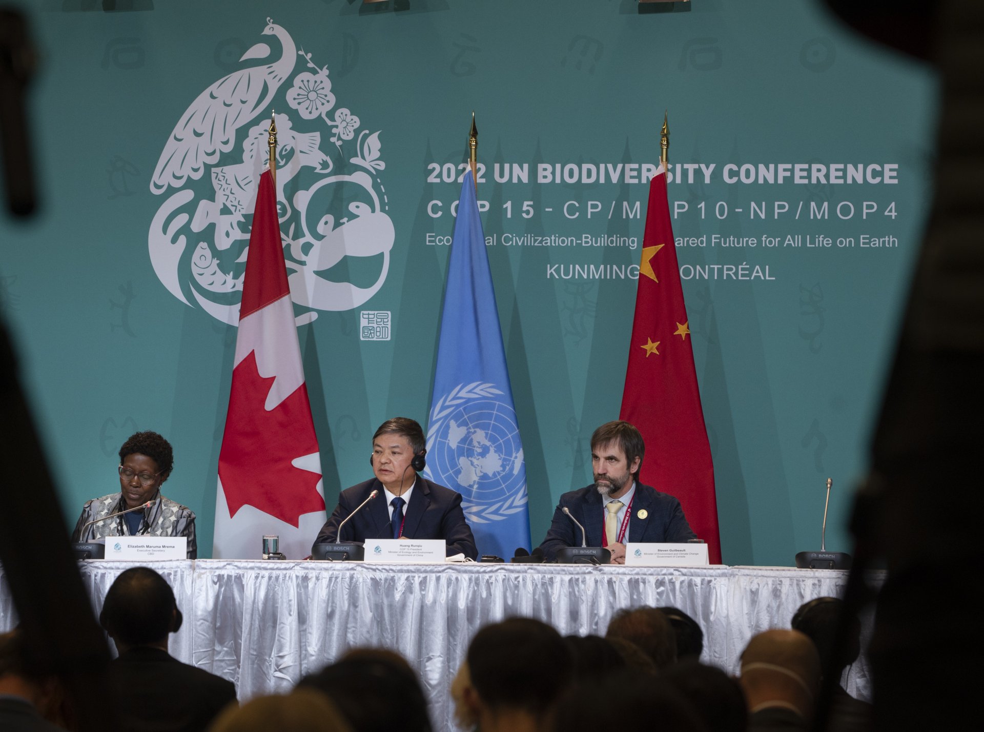  Елизабет Марума Мрема - изпълнителен секретар на секретариата на Конференцията по биологично многообразие, и Хуанг Рункиу - президент на COP 15 и министър на екологията и околната среда на Китай, слушат Стивън Гилбо, министър на околната среда и изменението на климата на Канада, по време на конференция на срещата на високо ниво COP 15 в Монреал. 