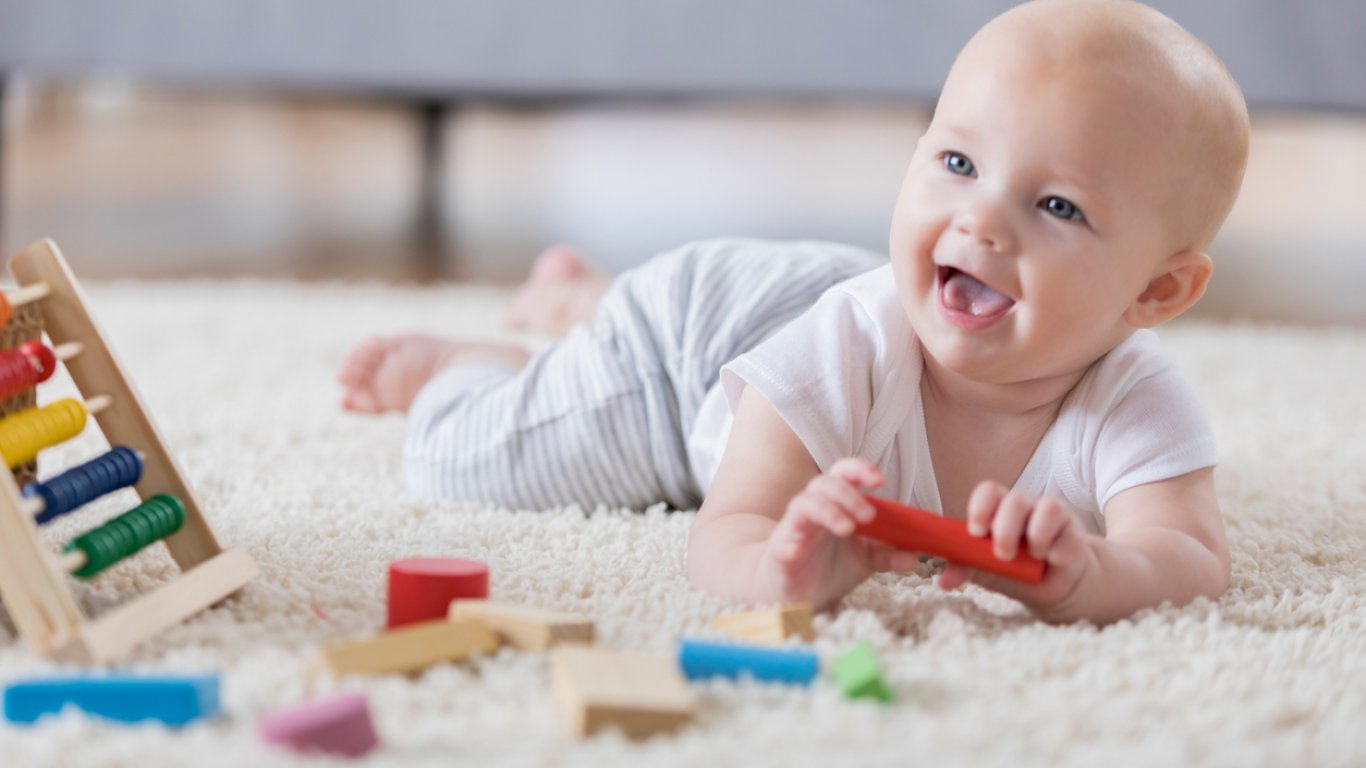 Играчките помагат за развитието на бебето