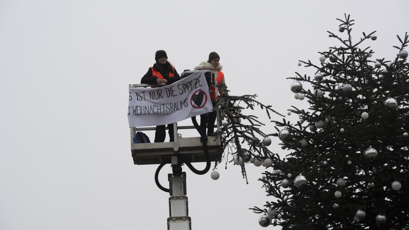 Екоактивисти отрязаха върха на коледното дърво пред Бранденбургската врата (снимки/видео)