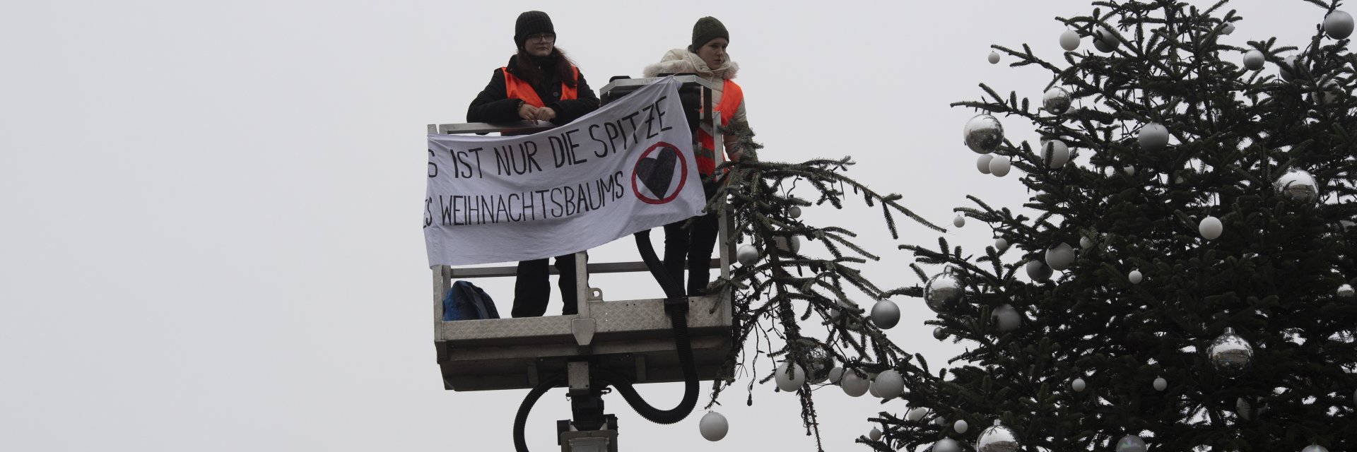 Екоактивисти отрязаха върха на коледното дърво пред Бранденбургската врата (снимки/видео)