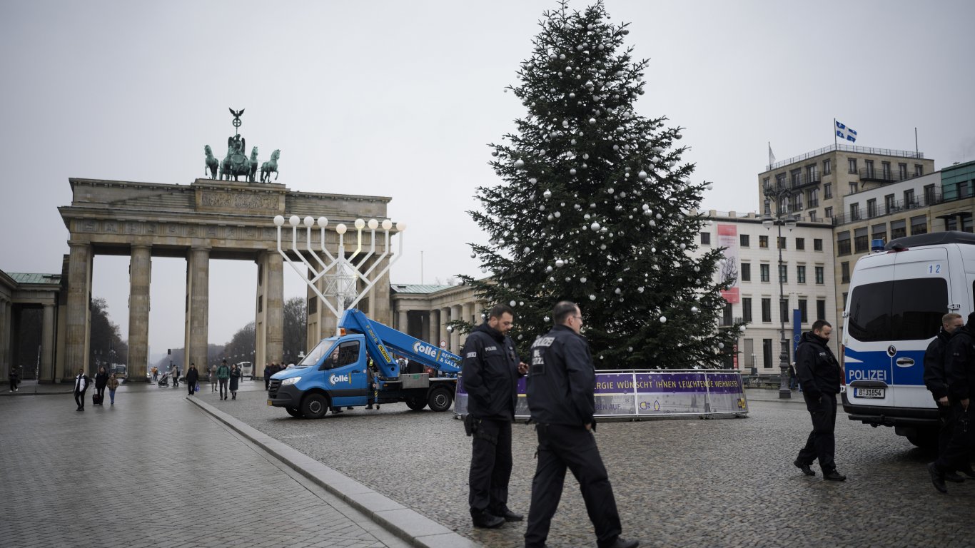 Берлинската коледна елха грейна отново, след като екоативисти отрязаха върха ѝ