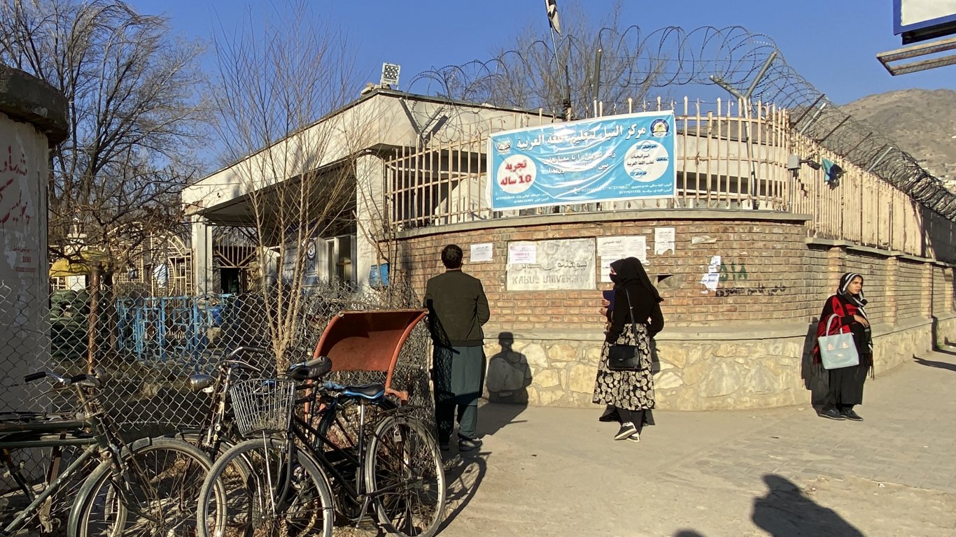 Въоръжени талибани гонят жените от университетите в Афганистан (снимки/видео)