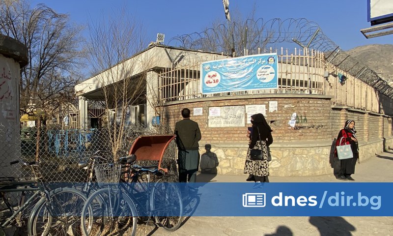 Стотици млади жени бяха възпрепятствани днес от въоръжени гардове да