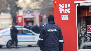 Три екипа на противопожарната служба в Кюстендил са гасили снощи