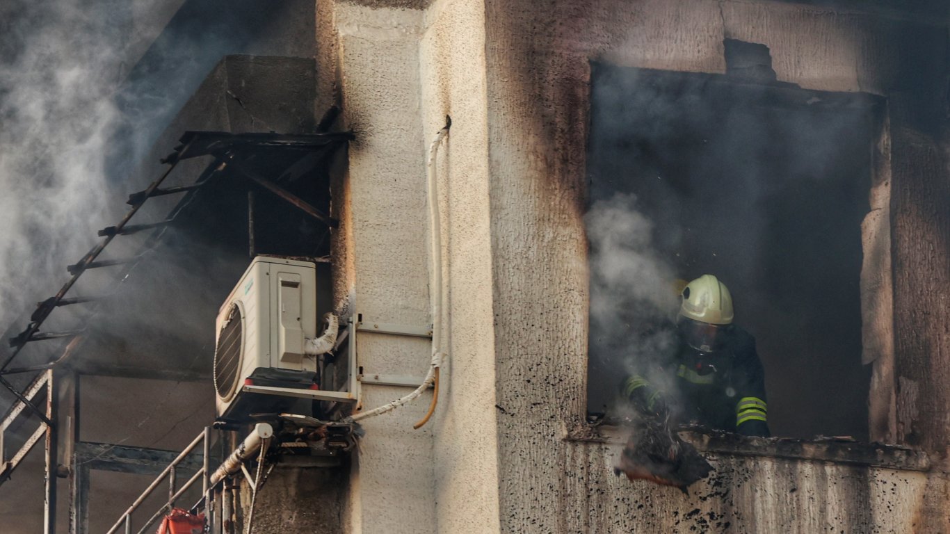 Жена се бори за живота си в столична болница след пожар в 6-етажен блок в Ботевград