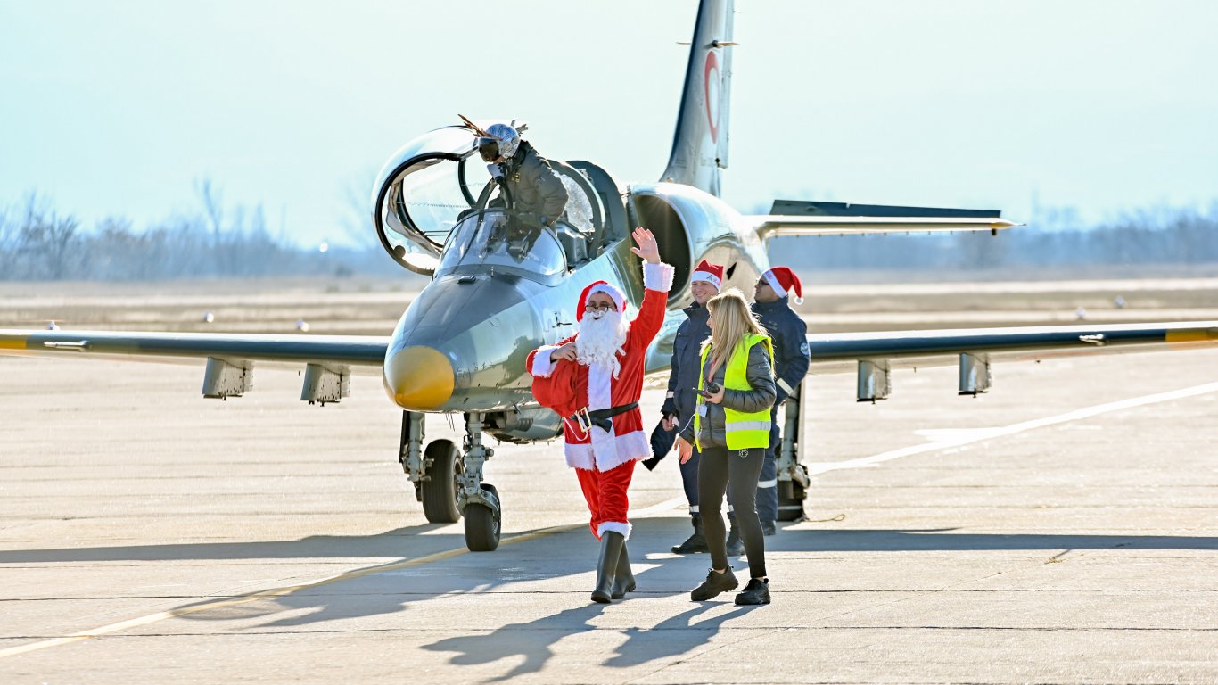 Дядо Коледа кацна със самолет в Пловдив и донесе подранили подаръци на децата (снимки)