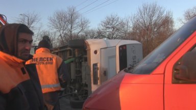 Общински автобус самокатастрофира в Бургас около 05 20 часа сутринта днес