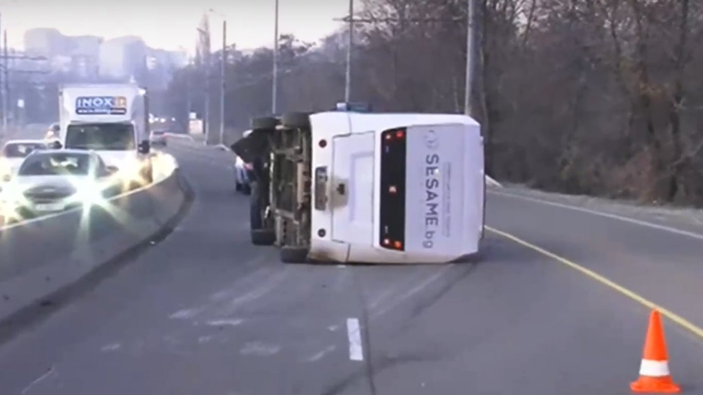 Автобус се преобърна в Бургас, шофьорът е с леки наранявания