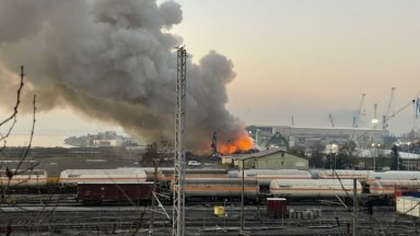 Голям пожар лумна на пристанище Бургас запад По информация на полицията