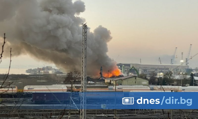 Голям пожар лумна на пристанище Бургас-запад. По информация на полицията