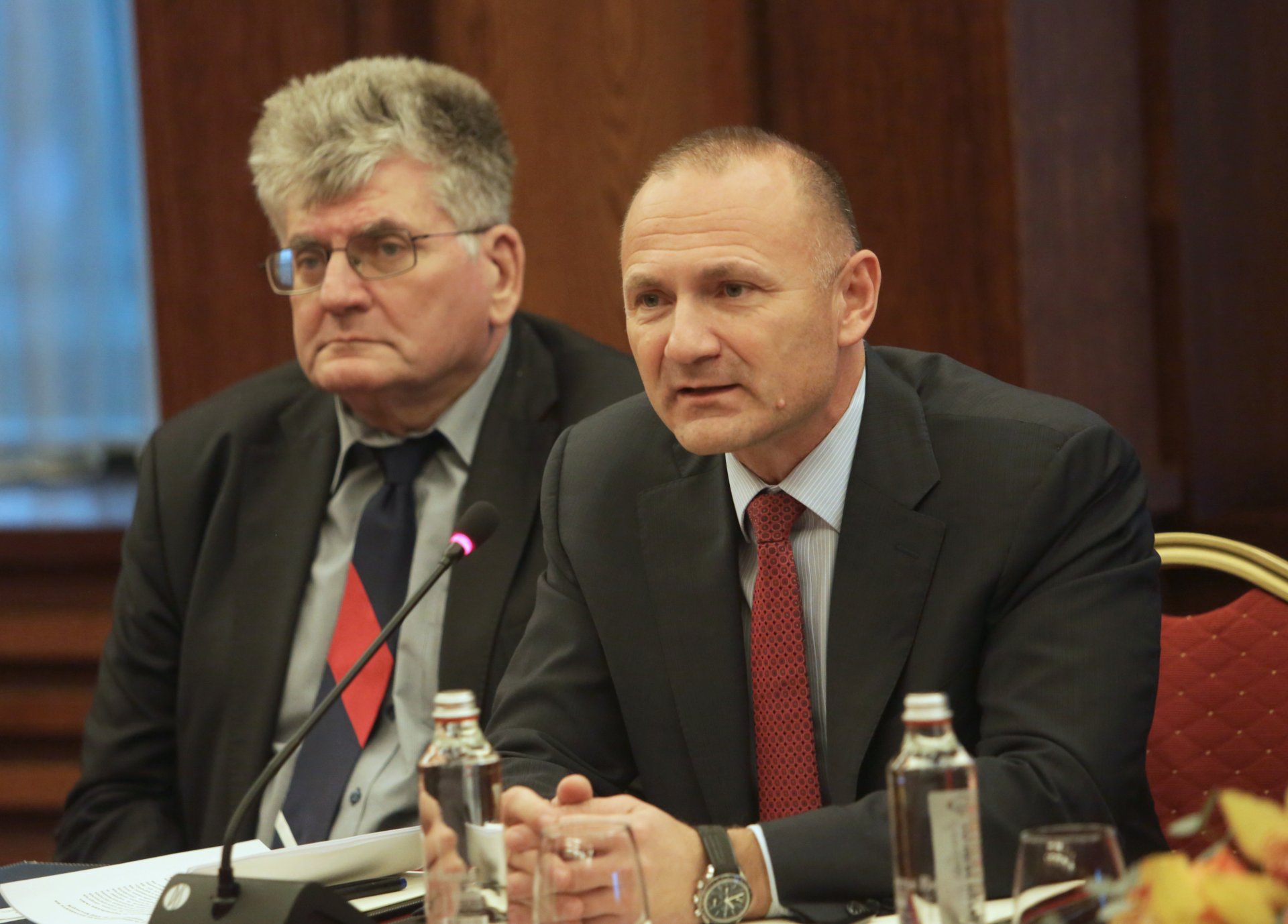 Министърът на енергетиката Росен Христов и заместникът му Еленко Божков