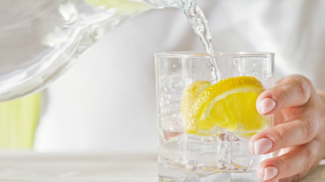 5 странични ефекта от пиенето на много вода с лимон