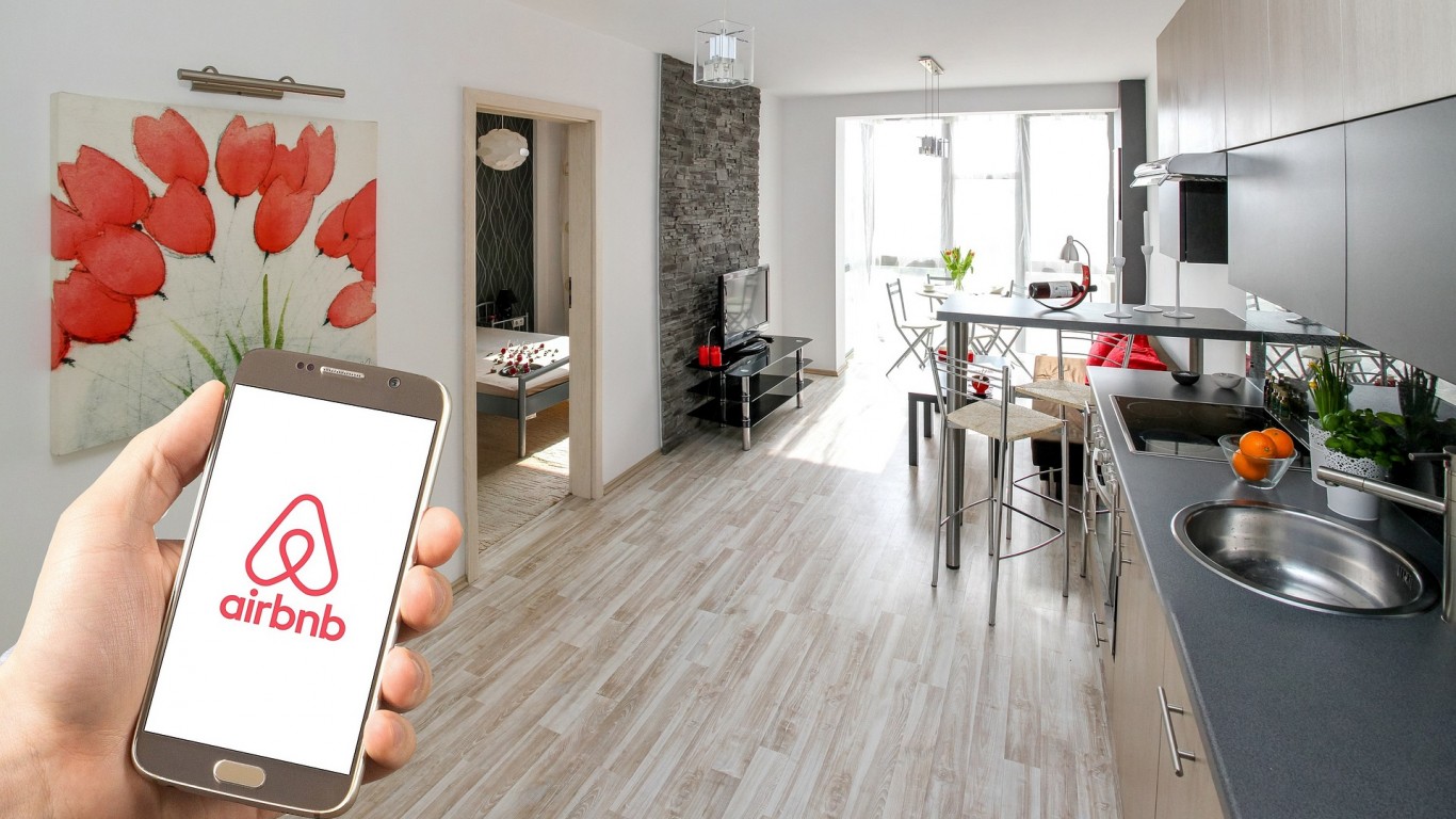 Нов удар по Airbnb и Vrbo: Проучване показва, че хотелите често са по-евтини 