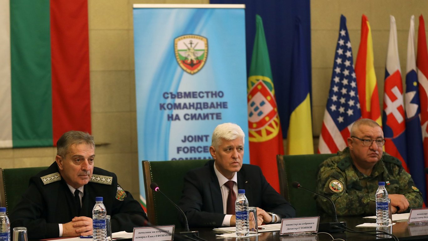 Министър Стоянов обещава 50% увеличение на заплатите за военните зад граница 