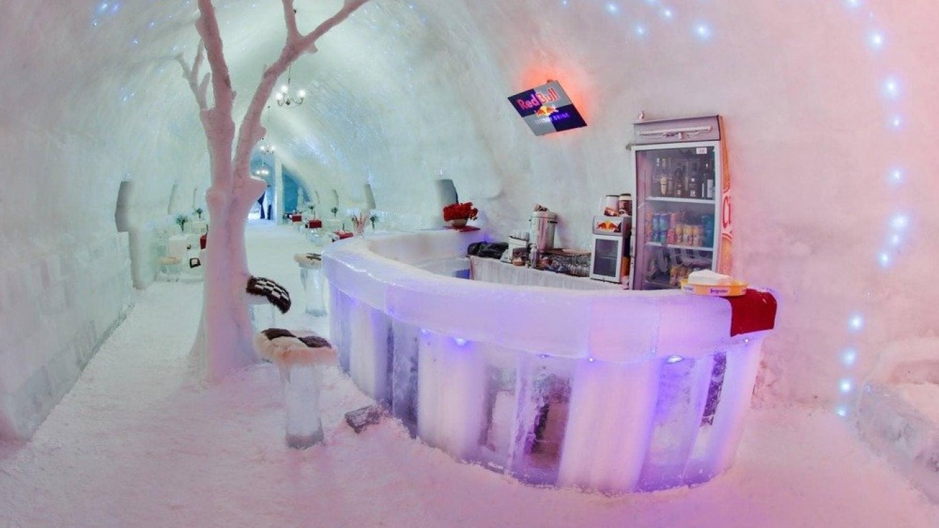 Леден хотел отваря врати в Румъния