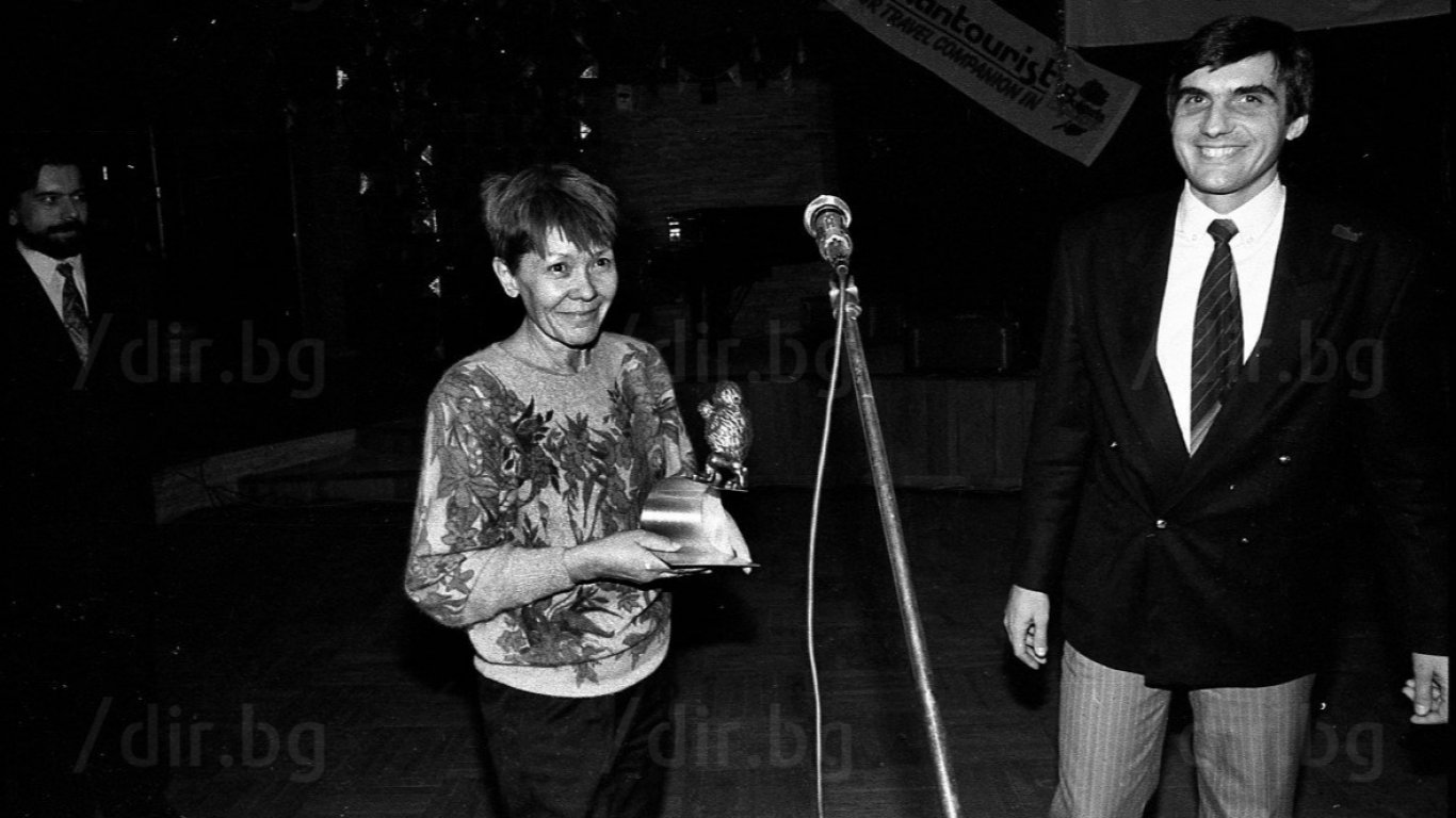 Първа награда за острото перо на Ангелина Петрова, а до нея е издателят Крум Благов, вече покойник