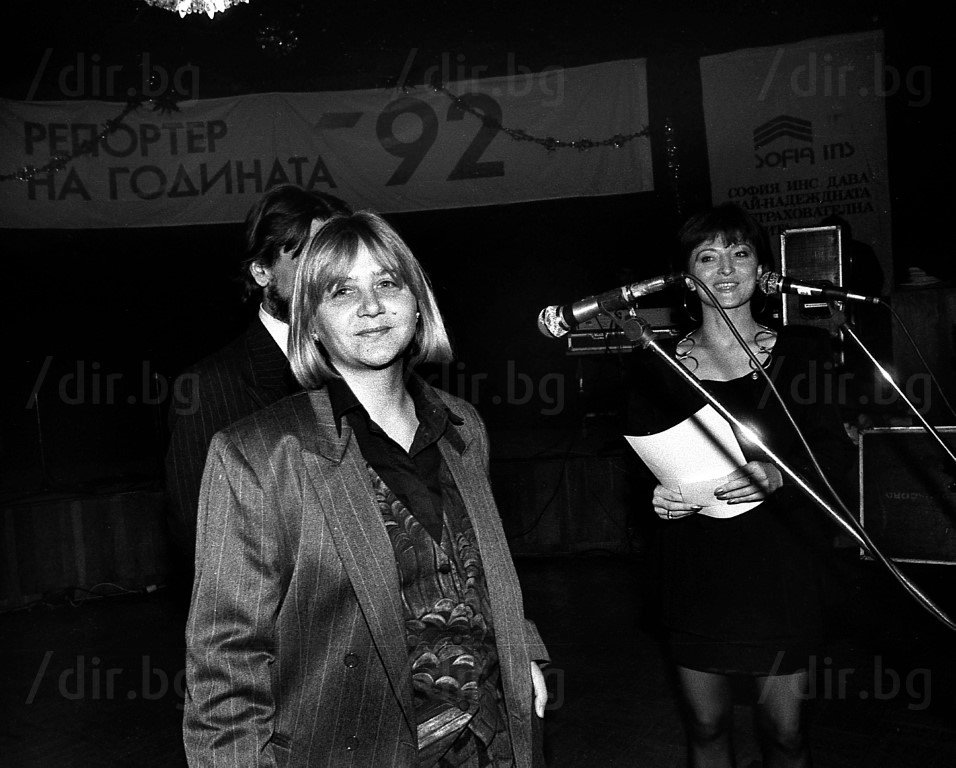 Лили Маринкова получава отличието си, а до нея са Петко Георгиев и Севда Шишманова