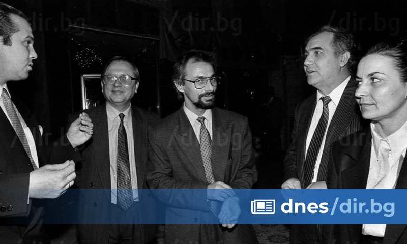 Денят е 23 декември, годината 1992 - само седмица преди