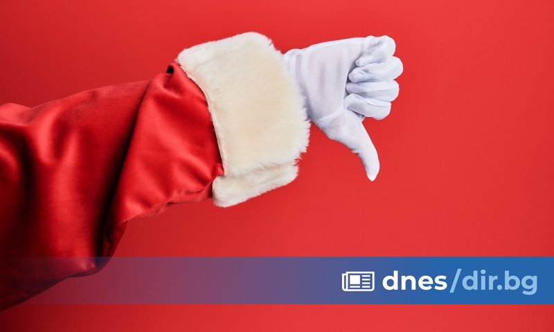 Църковната служба тъкмо е приключила. Свещеник Арин Сугит се ръкува