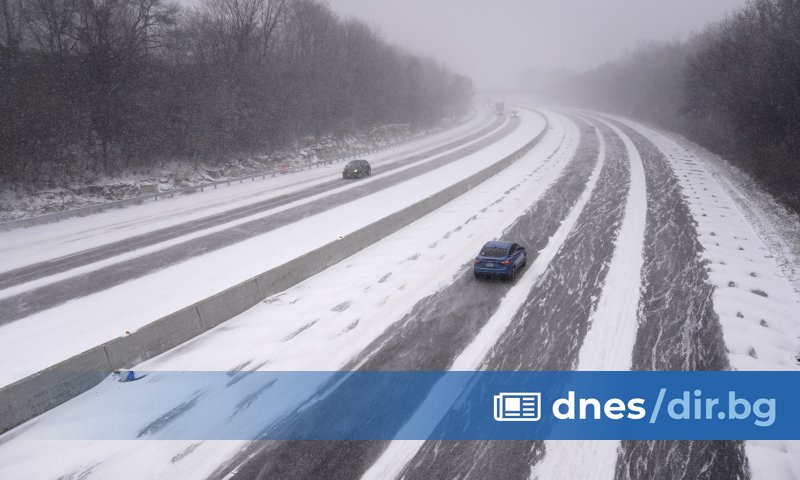 Хиляди закъснели и анулирани полети дни преди Коледа, студове и