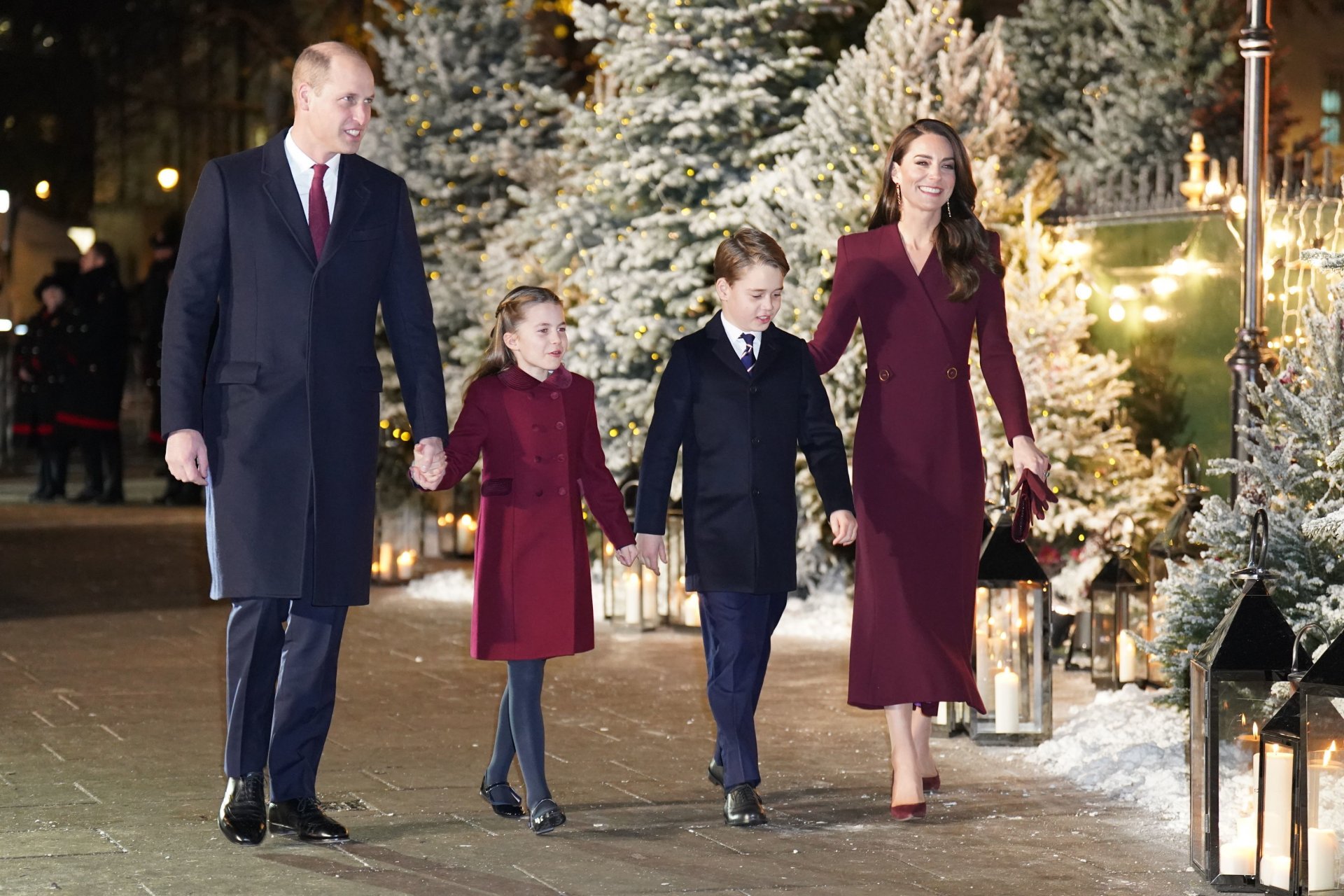 Принц Уилям и Кейт Мидълтън с две от децата си - принцеса Шалот и принц Джордж