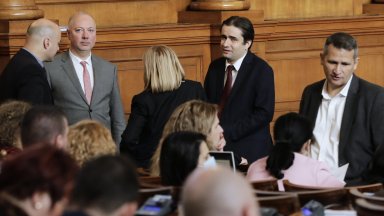 Депутатите се захванаха с прегласуване на ветото на президента наложено