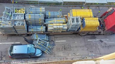 Строителен кран изпусна товара си върху лек автомобил на Солни