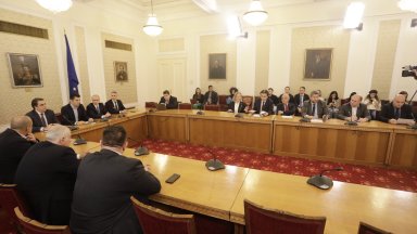 Само Български възход Демократична България и БСП за България приеха