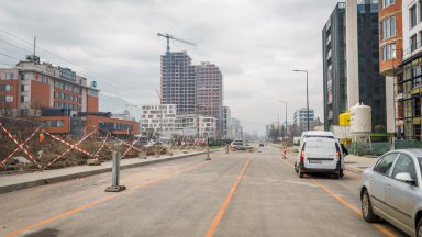 Автомивка и шоурум бавят строежа на ключов булевард в София