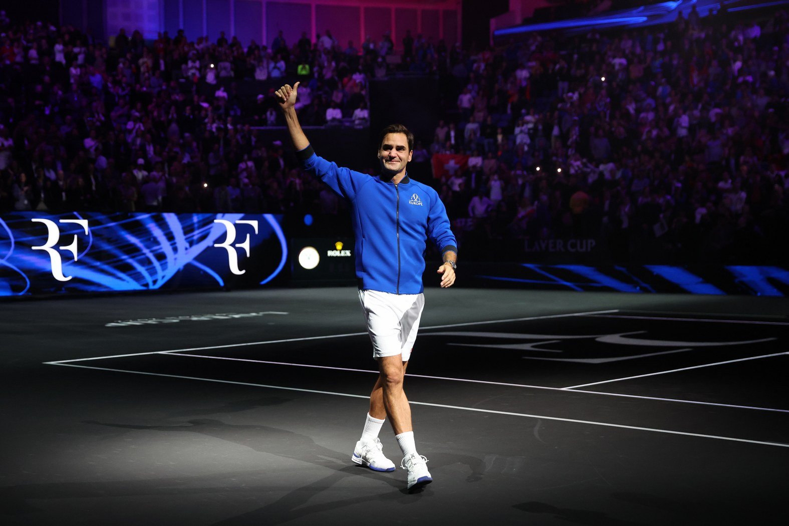 Роджър Федерер през сълзи приема аплодисментите по случай оттеглянето му от активния спорт