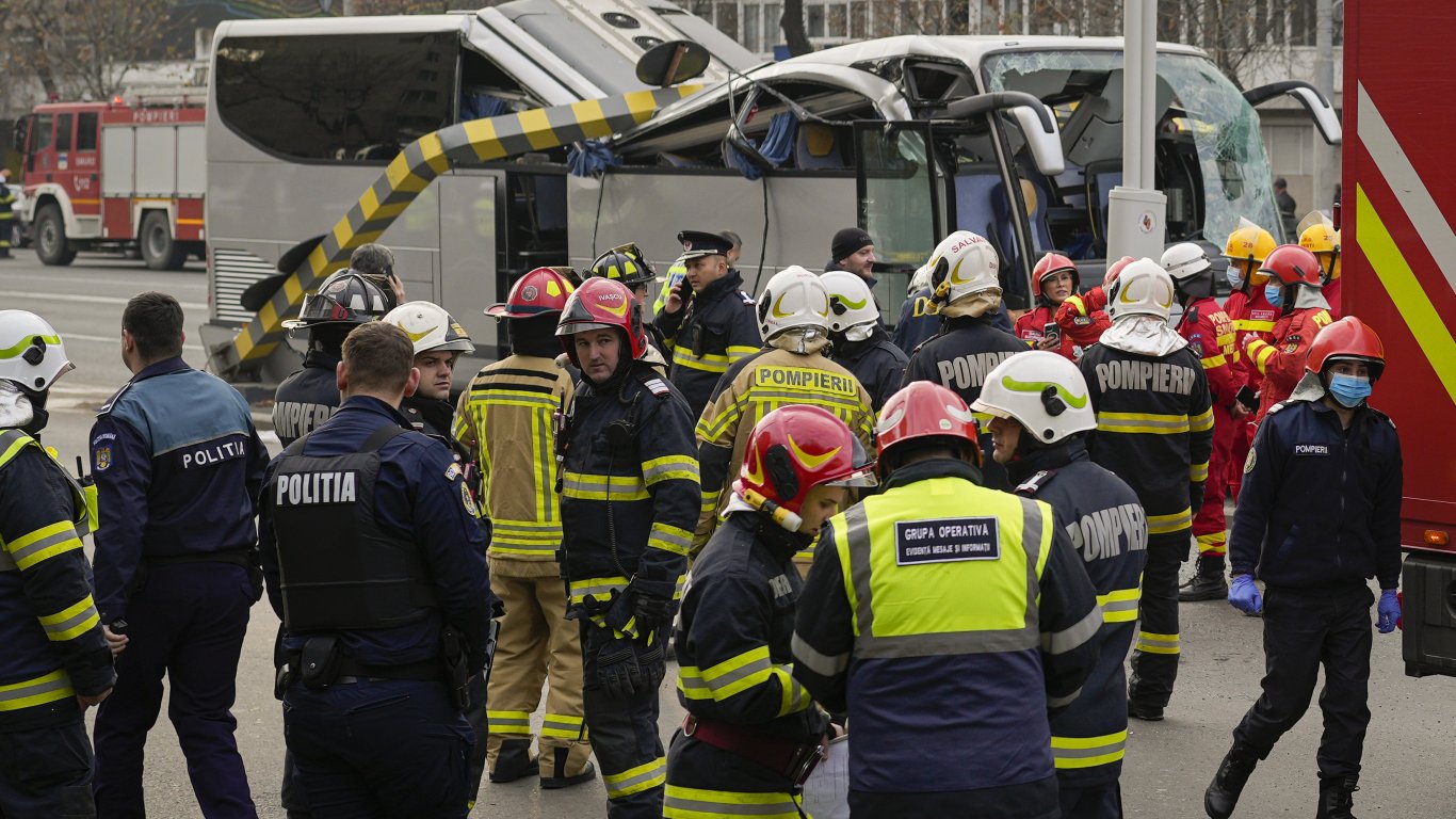 Смъртоносна катастрофа на автобус с гърци в Букурещ (снимки/видео)