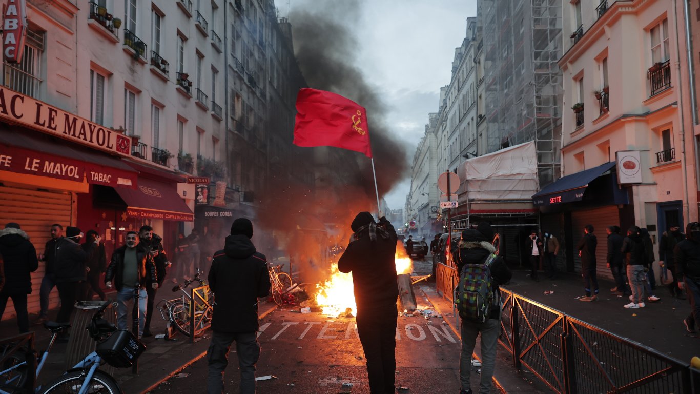 Протести и сълзотворен газ в Париж след стрелбата с три жертви (видео)