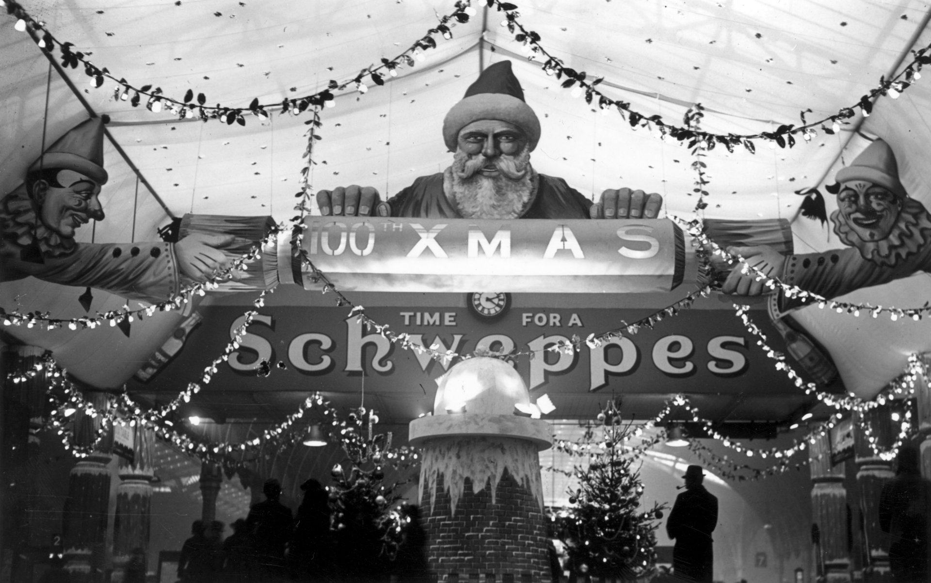 Снимка:20 декември 1935 г.: Коледна украса на гара Падингтън в Лондон с добре поставена реклама на Schweppes. (Снимка от London Express/Getty Images)