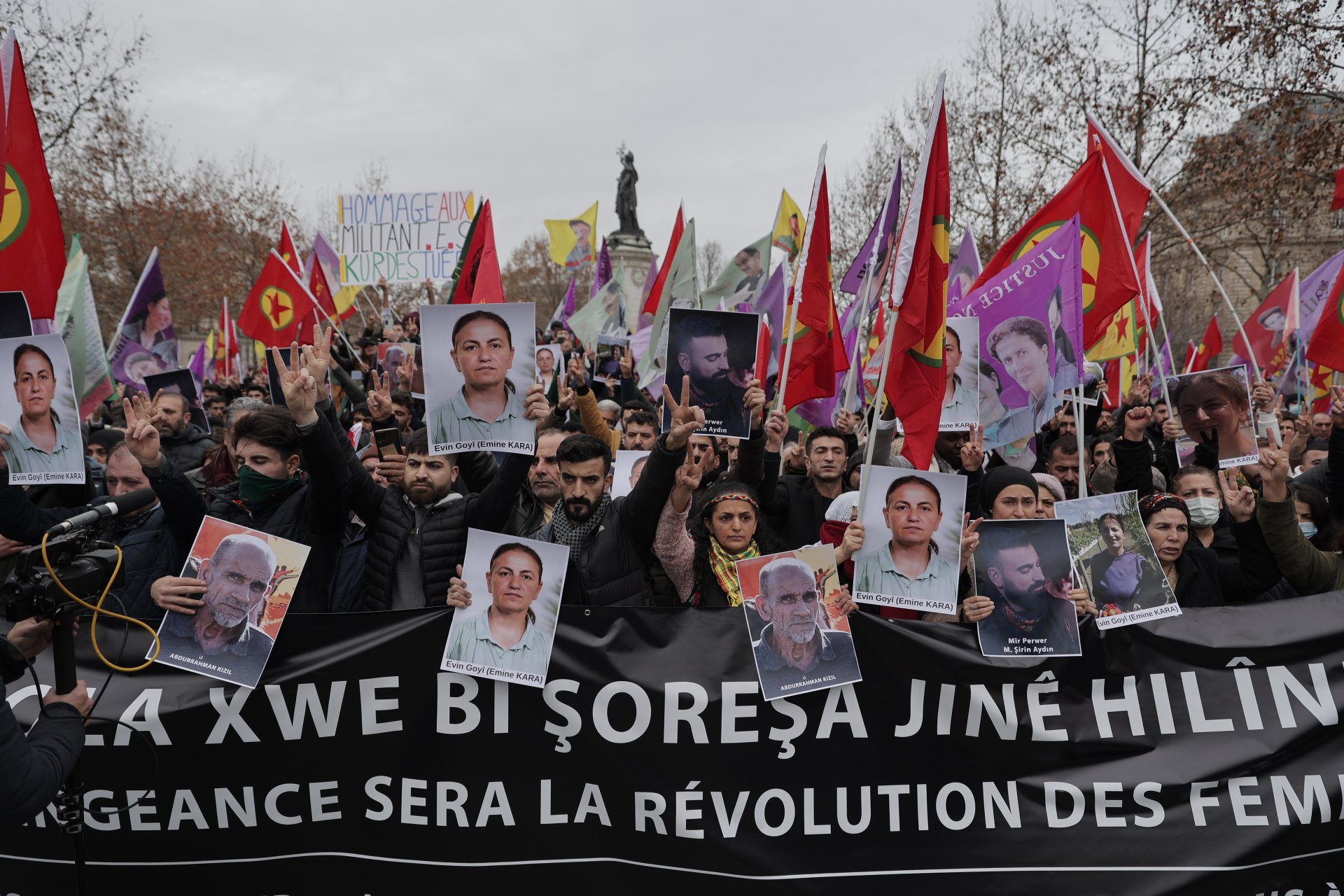 Кюрдски активисти и защитници на човешките права протестират в Париж с флага на Кюрдската работническа партия (ПКК) след стрелбата в Кюрдския културен център във френската столица