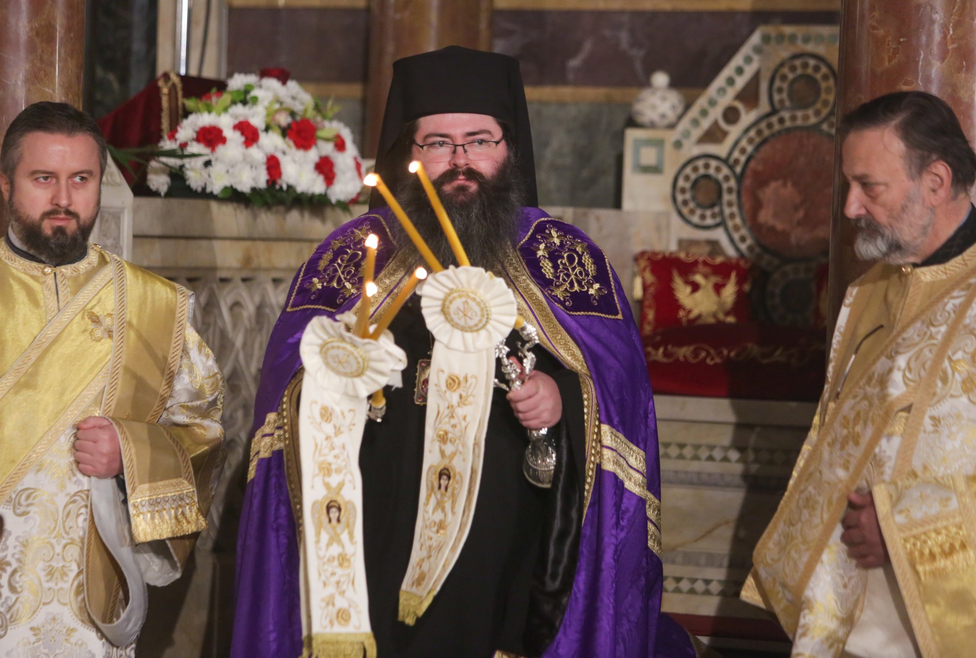 Празничното богослужение за Бъдни вечер се проведе в патриаршеската катедрала "Св. Александър Невски" и беше водено от Мелнишки епископ Герасим