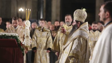 В тази нощ на очакване сме заедно с Божията майка