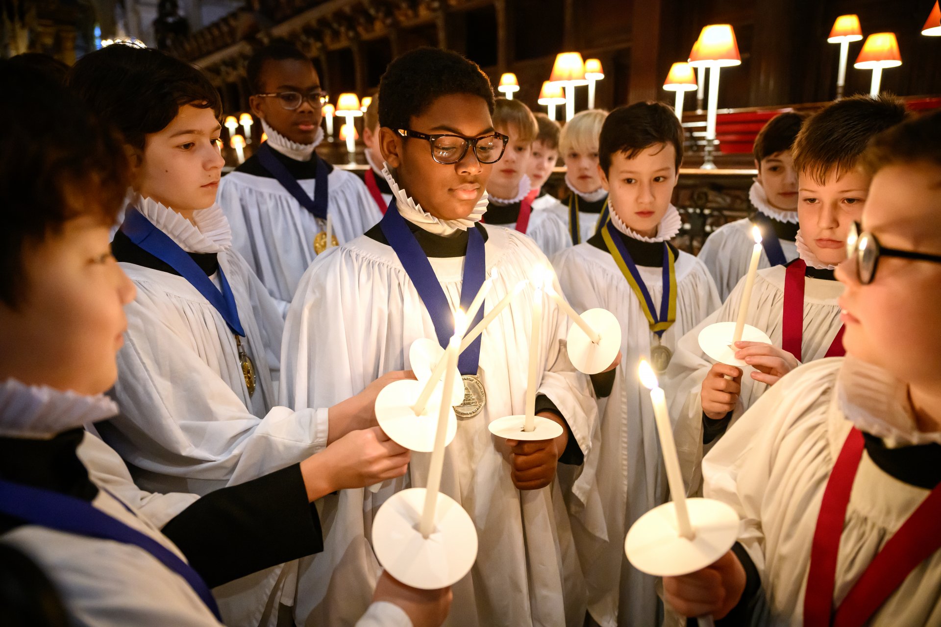 Членове на хора на Сейнт Пол палят свещите си по време на фотосесия в катедралата Сейнт Пол на 23 декември 2022 г. в Лондон, Англия.
