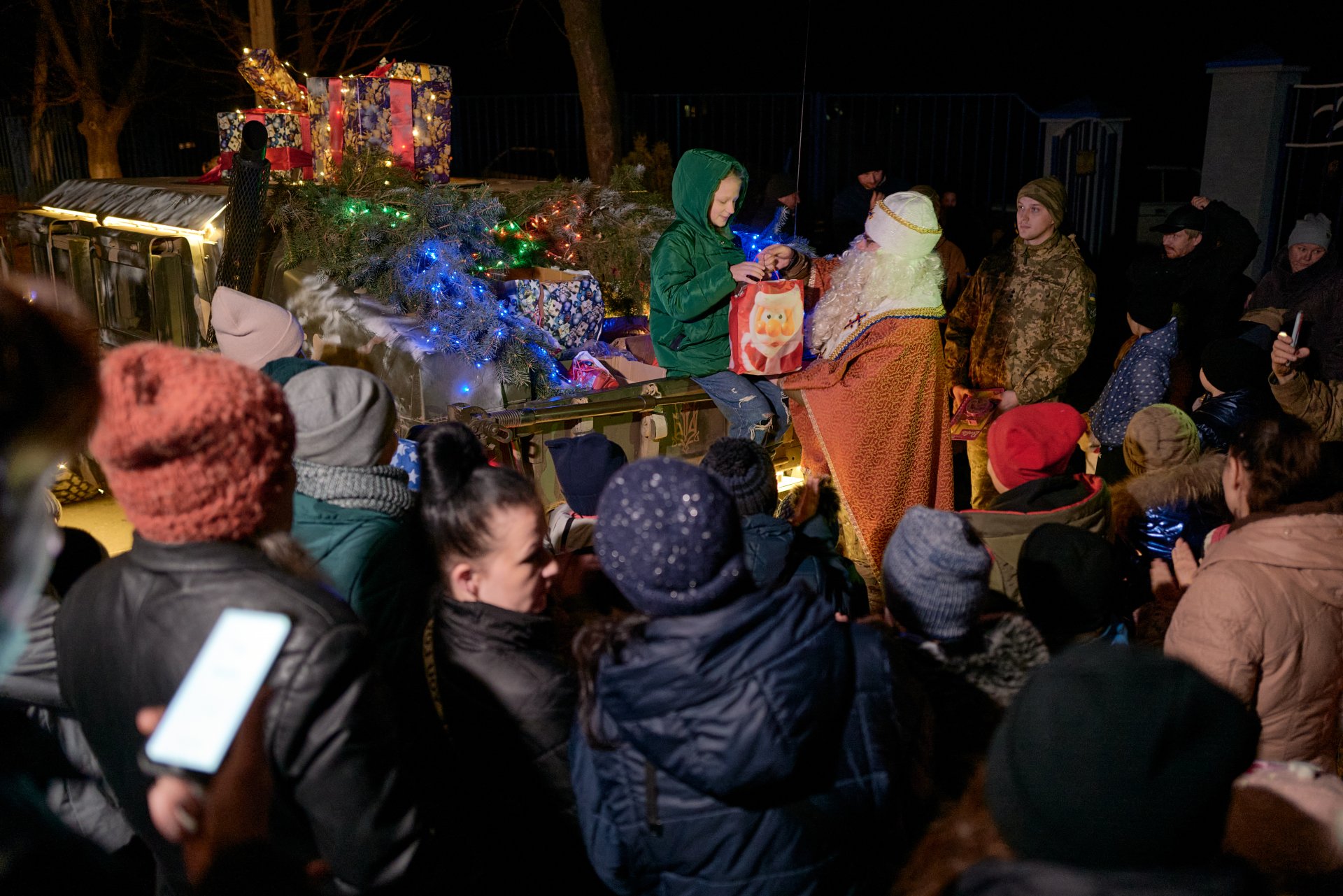 Деца получават подаръци от украински войник, облечен като Свети Никола