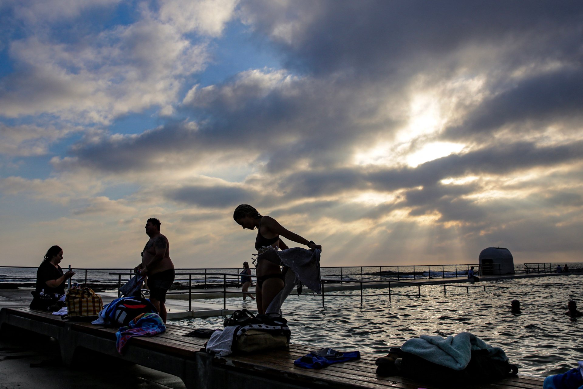 Хората плуват рано сутринта в океана на Коледа, 25 декември 2022 г. в Нюкасъл, Австралия. 