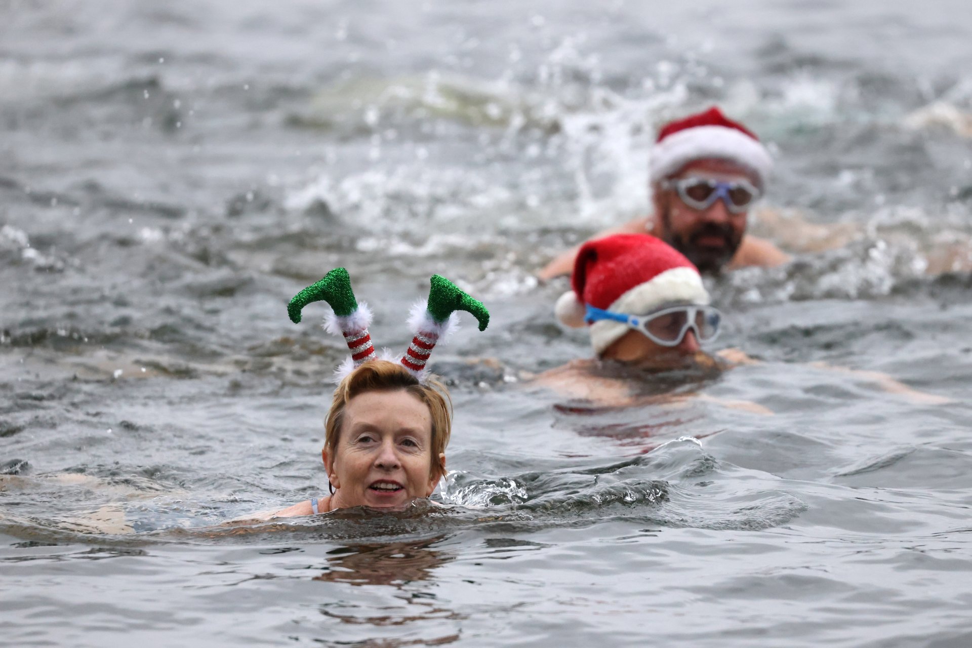 Плувци се борят за купата на Питър Пан в традиционно коледно състезание в Лондон
