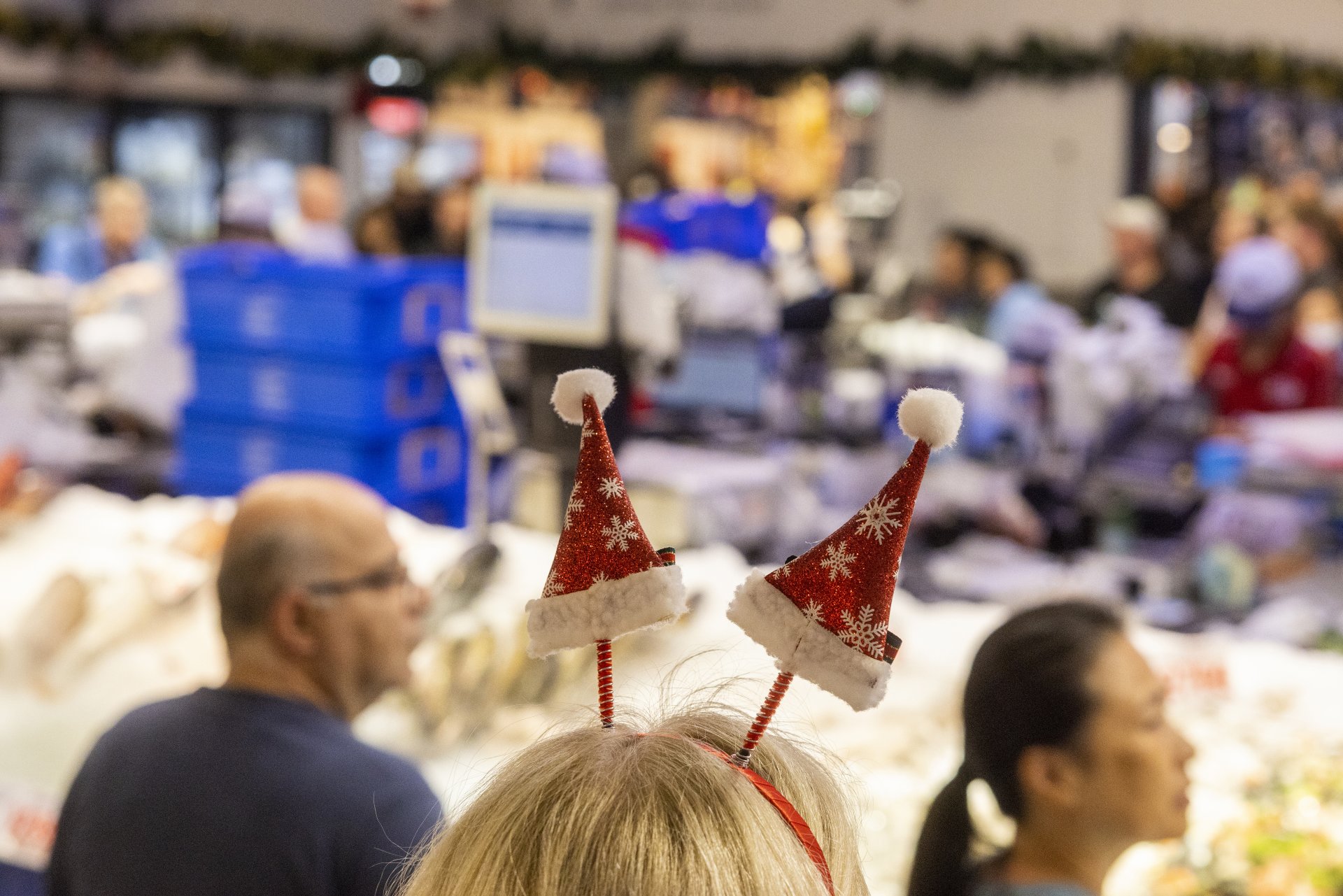 Клиент с коледна шапка се реди на опашка, за да поръча морски дарове на рибния пазар в Сидни на 24 декември 2022 г. в Сидни, Австралия. 