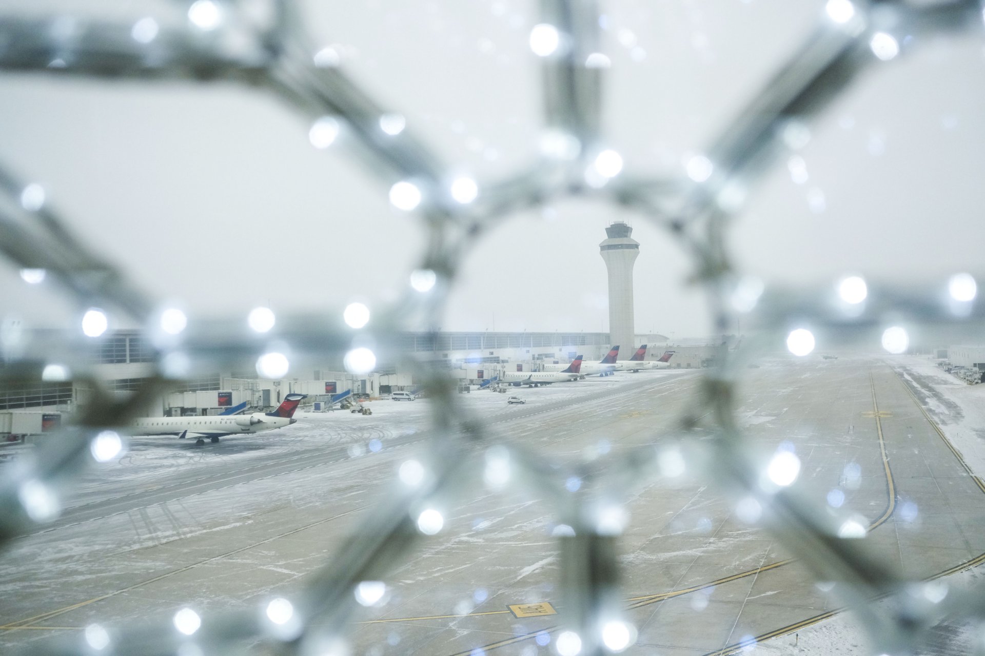 Пътуващите по празниците се тълпяха на летището в Детройт Уейн Каунти на Бъдни вечер след зимната буря Елиът, която пристигна в раойна на 24 декември 2022 г. 