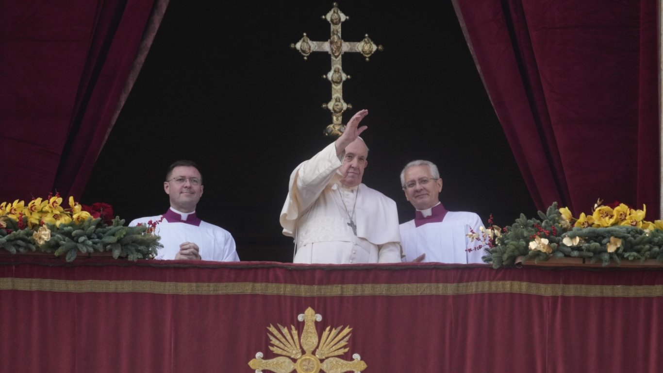 Папа Франциск: Хората с власт да сложат край на безсмислената война в Украйна
